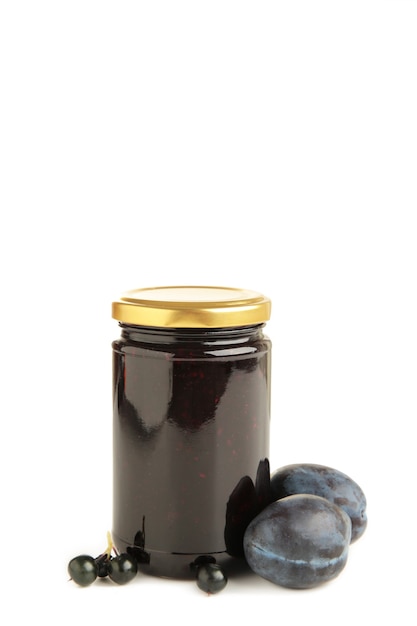 Confiture de prunes et prunes fraîches isolées sur fond blanc. Vue de dessus