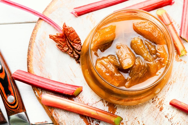 Confiture de rhubarbe savoureuse dans un bocal en verre.Chutney de rhubarbe dans un bol