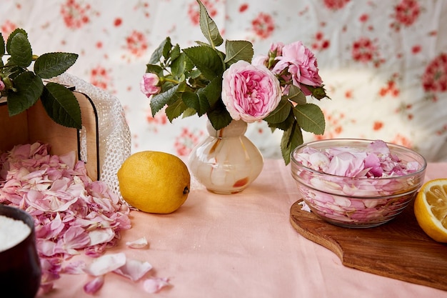 Confiture rustique bio maison esthétique atmosphérique préparée avec du sucre citron et des pétales de rose de thé Ombres naturelles Recette saine Photographie de style de vie Vue de dessus