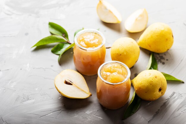 Confiture sucrée aux poires jaunes