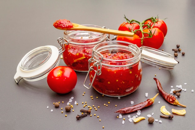 Confiture de tomates, confiture, chutney, sauce. Concept de conservation fait maison