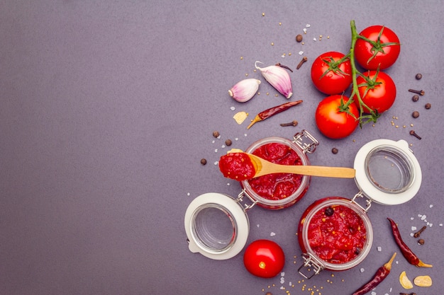 Confiture de tomates, confiture, chutney, sauce. Concept de conservation fait maison