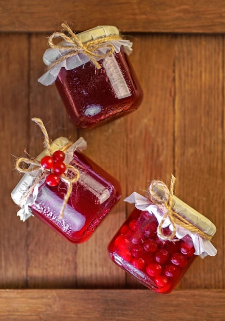 Confiture de viorne dans un bocal en verre sur une table en bois