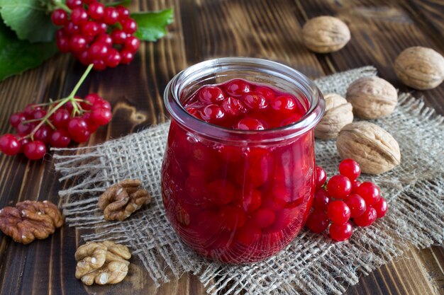 Confiture de viorne et noix sur table rustique