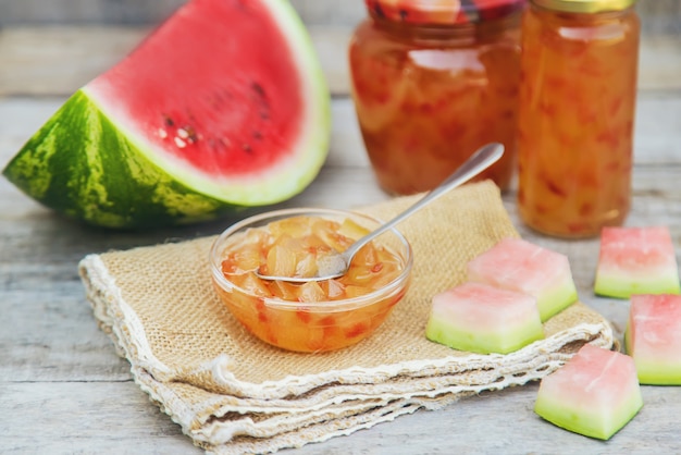 Confiture de zeste de pastèque dans des bocaux