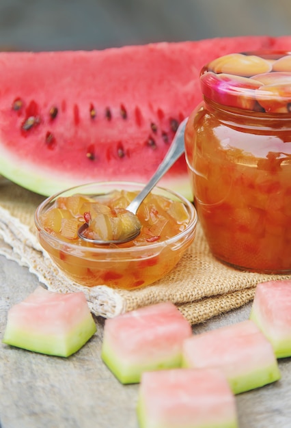 Confiture de zeste de pastèque dans des bocaux