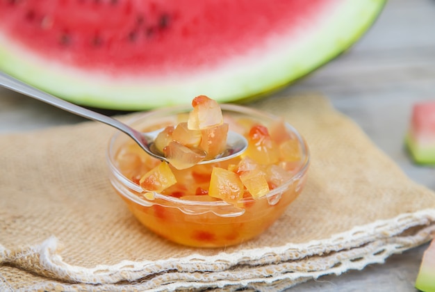 Photo confiture de zeste de pastèque dans des bocaux