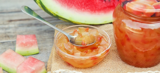 Confiture de zeste de pastèque dans un bol en verre