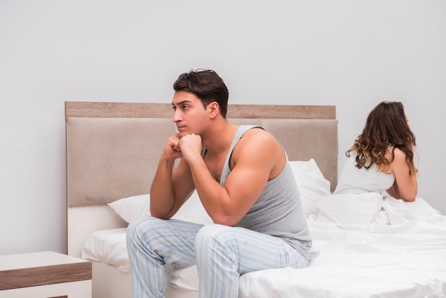 Conflit familial avec femme et mari au lit