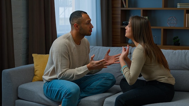 Conflit familial querelle de couple agacé s homme afro-américain se disputant avec une femme hispanique en colère