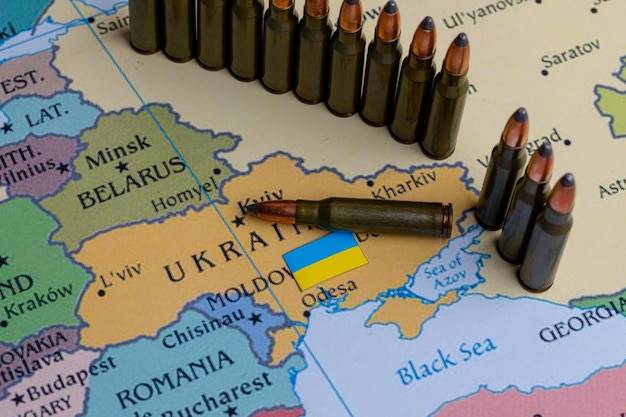 Conflit militaire en Europe de l'Est Photo conceptuelle de l'Ukraine militaire entre la Russie