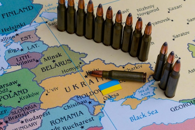 Conflit militaire en Europe de l'Est Photo conceptuelle de l'Ukraine militaire entre la Russie