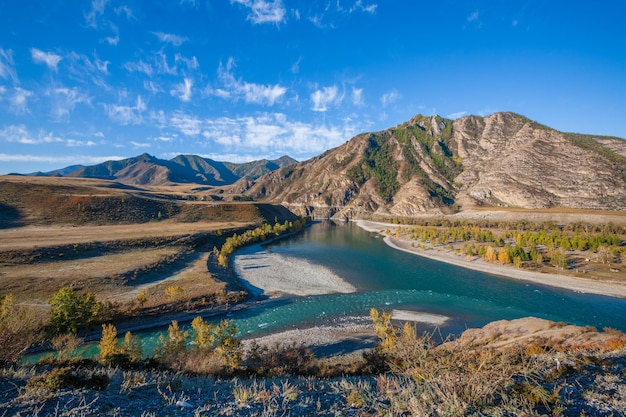 La confluence des rivières Chuya et Katun dans le territoire de Chuisky, dans les montagnes de l'Altai, en Russie.