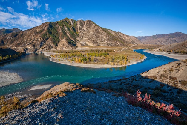 La confluence des rivières Chuya et Katun dans le territoire de Chuisky, dans les montagnes de l'Altai, en Russie.