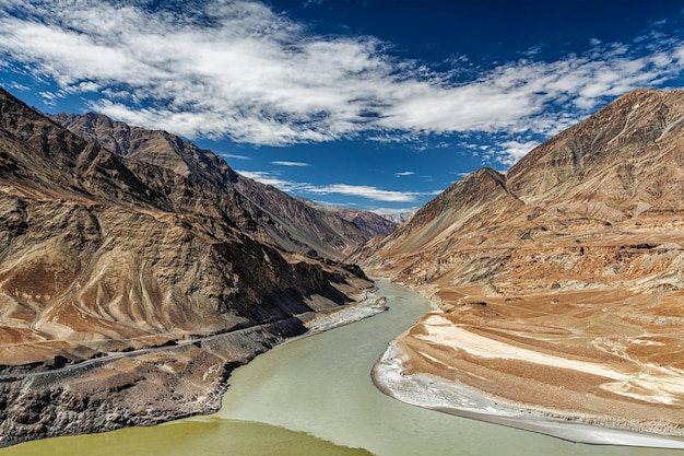 Confluence des rivières Indus et Zanskar dans l'Himalaya vallée de l'Indus Ladakh Inde