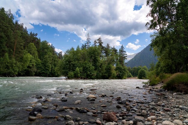 Photo confluence des rivières kyzgych et psysh dans les montagnes du caucase arkhyz karachaycherkessie russie