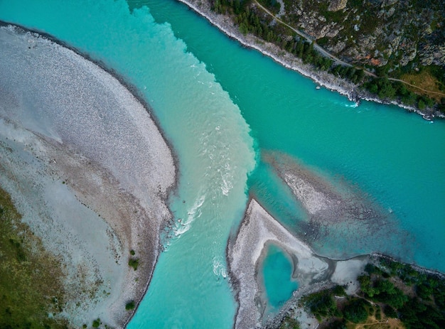 La confluence des rivières de montagne Argut et KatunGorny Altaï Russie