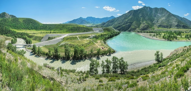 Confluent de deux rivières, paysage de montagne, Altaï