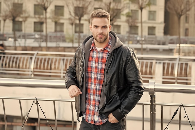 Confort à des fins décontractées Beau mec dans un style décontracté Jeune homme portant des vêtements décontractés en plein air urbain Garde-robe décontractée pour hommes Saison de printemps ou d'automne Mode de vie urbain