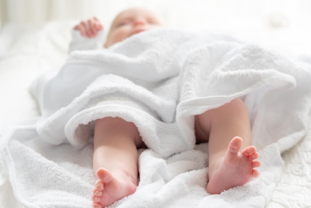 Photo le confort pur pour les bébés, la peau douce, le concept du bonheur après un bain.