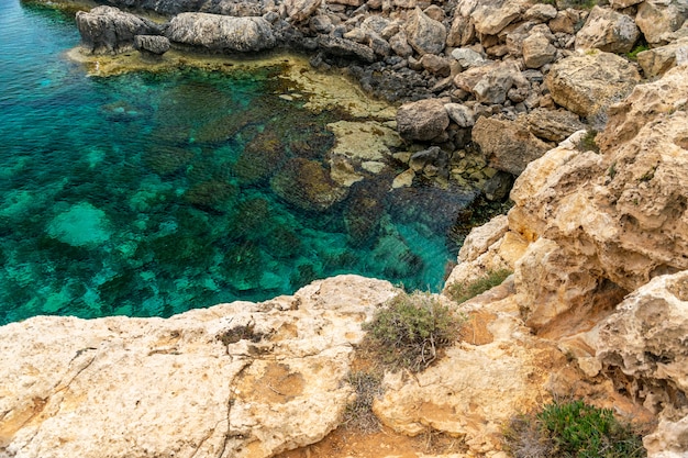 Confortable baie pittoresque sur les rives de la mer Méditerranée