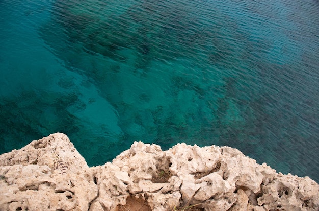 Confortable baie pittoresque sur les rives de la mer Méditerranée