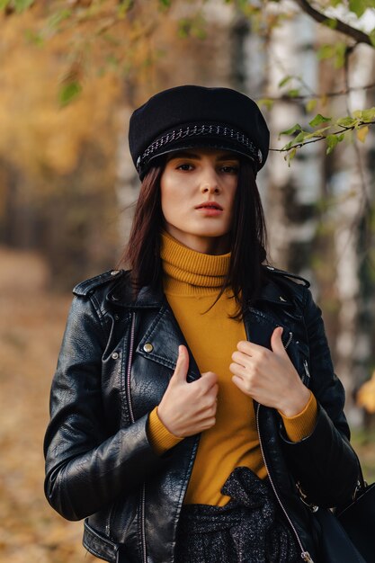 Confortable élégante jeune fille marcher au parc coloré automne faire des photos