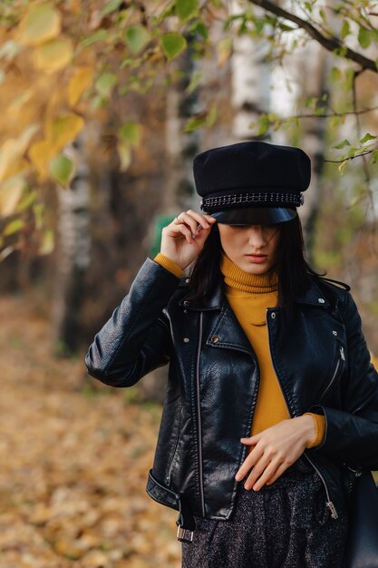 Confortable élégante jeune fille marcher au parc coloré automne faire des photos