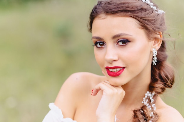 Confortable jeune fille aux lèvres rouges