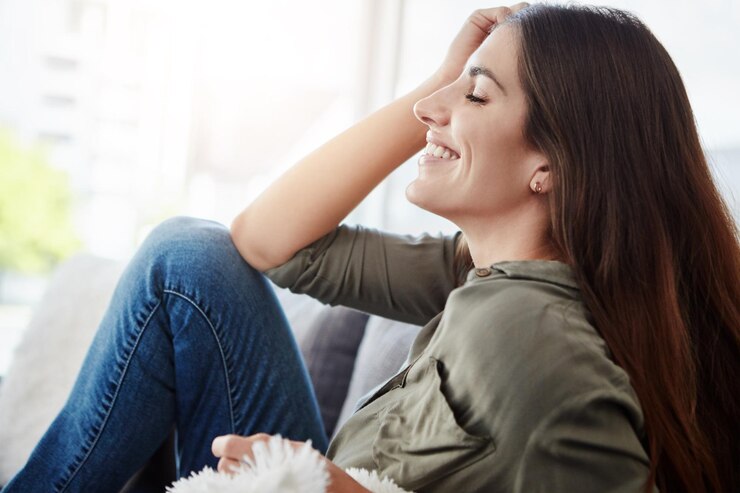 Photo confortable se détendre et penser avec la femme sur le canapé dans le salon de la maison pour la pause repos ou bien-être idée mémoire et sourire avec une personne heureuse refroidissement sur le sofa dans l'appartement pour le week-end temps libre
