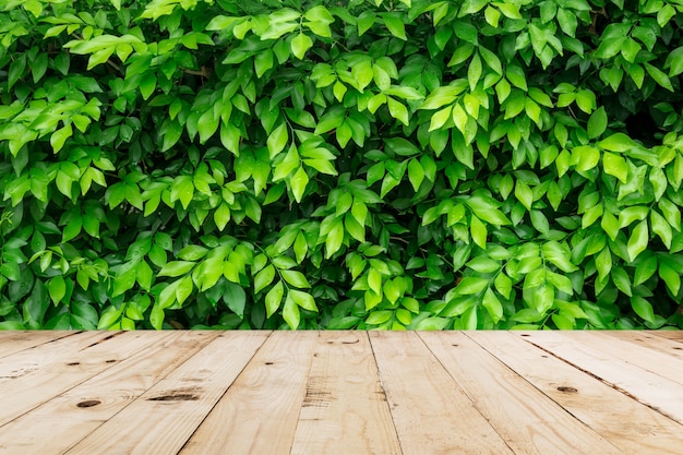 congé vert avec goutte d&#39;eau et table en bois