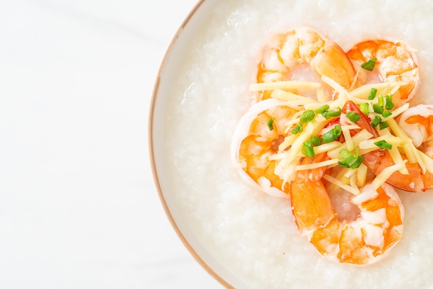 Congee aux crevettes et gingembre frais sur le dessus