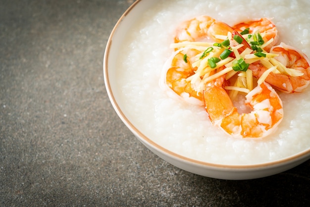 Congee aux crevettes et gingembre frais sur le dessus