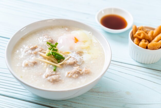 Congee avec du porc haché dans un bol