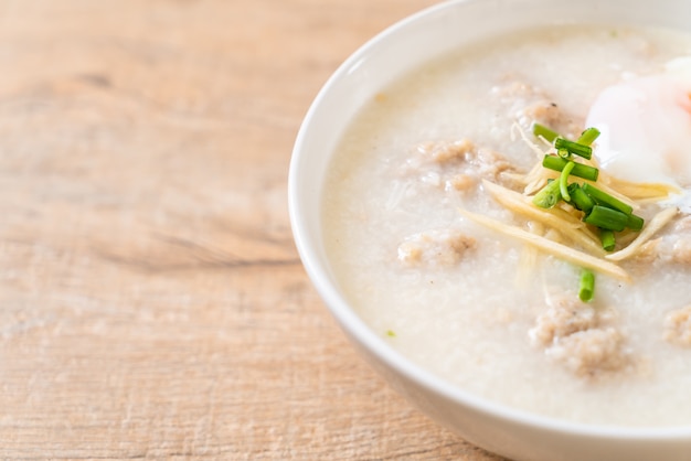 Congee avec du porc haché dans un bol