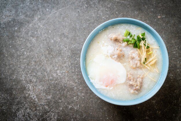 Congee avec du porc haché dans un bol