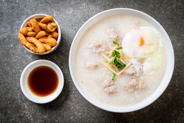 Congee avec du porc haché dans un bol