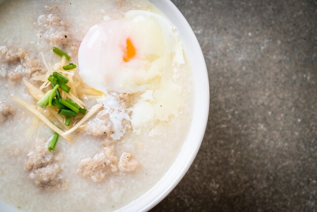 Congee avec du porc haché dans un bol