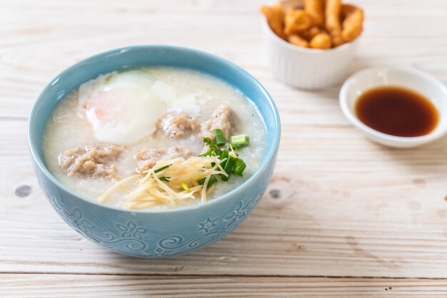 congee avec du porc haché dans un bol