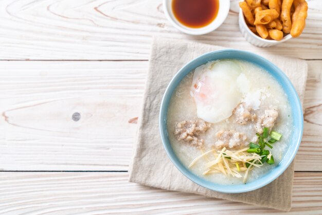 congee avec du porc haché dans un bol