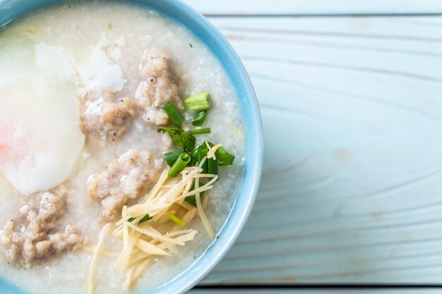 congee avec du porc haché dans un bol