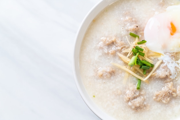 congee avec du porc haché dans un bol