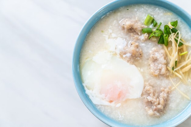 congee avec du porc haché dans un bol