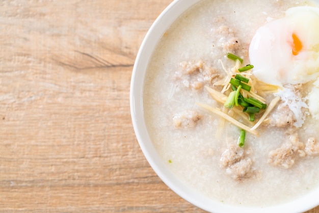 congee avec du porc haché dans un bol