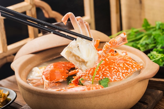 Congee de fruits de mer de homard dans une casserole