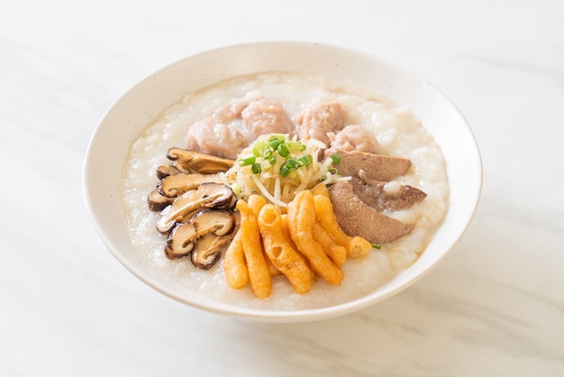 Congee de porc ou bouillie avec bol de porc