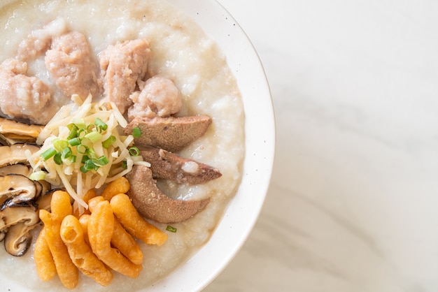 Congee de porc ou bouillie avec bol de porc