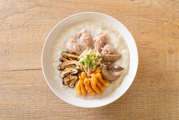 Congee de porc ou bouillie avec bol de porc