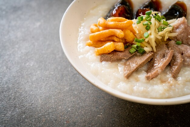 Congee de porc ou bouillie avec bol de porc