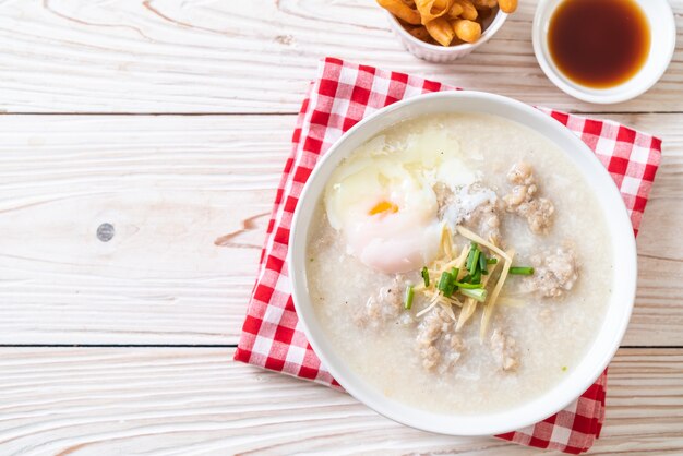 congee avec porc haché dans un bol